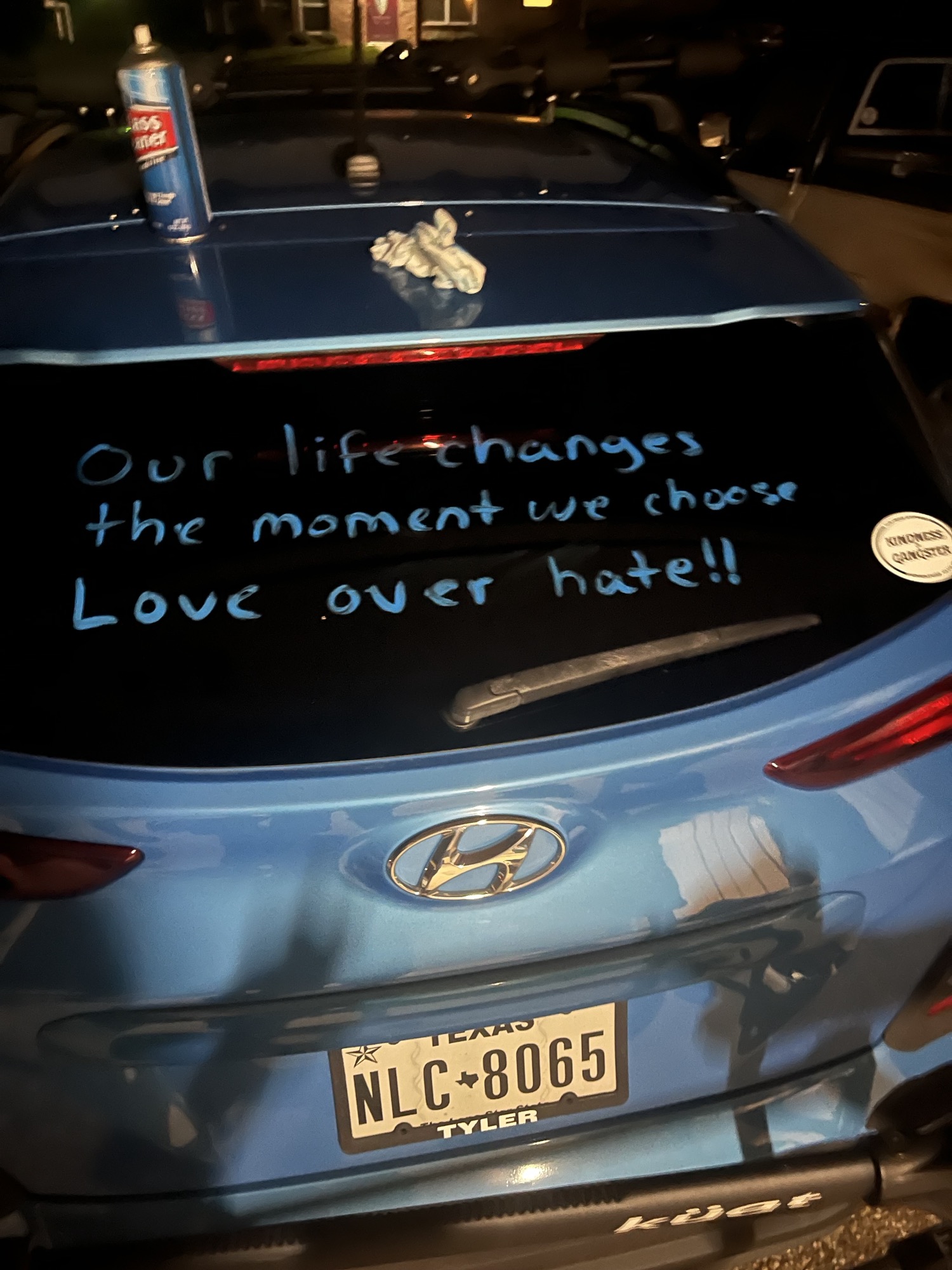 Mi piace scrivere messaggi sul vetro posteriore della mia auto per diffondere, si spera, un po'd'amore.  Potrei usare alcuni suggerimenti per più messaggi.  Più breve è, meglio è.  Grazie ragazzi!